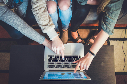 A sales and marketing team reviews video engagement data together — the kind of real-time signal manufacturers use to shorten the gap between first touch and closed deal.